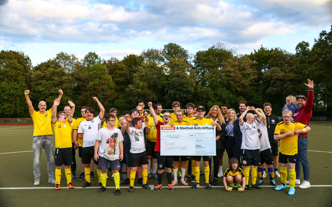 Große Freude im Training: 2.000 Euro Spende für unsere nächsten Turnierfahrten!